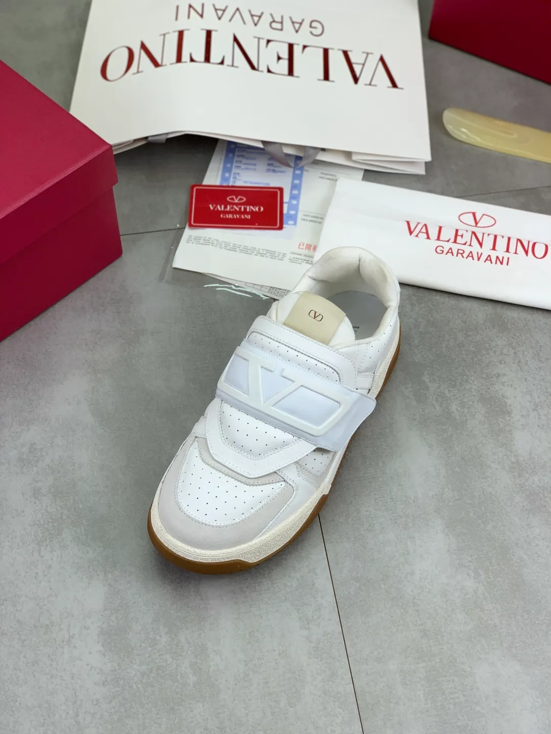 Men's men's shoes 💰P680 New Valentino 𝑶𝒏𝒆𝑺𝒕𝒖𝒅 Couple's sports shoes series Valentino 2025 new couple's sports shoes are on sale. The original ZP purchase and dismantling. Repeated pattern making and modification. 1:1 restoration! Top luxury masterpiece Velcro design Soft and comfortable imported calfskin brings excellent elegant texture and excellent on-foot comfort Top purchasing version upper: imported calfskin surface/original oil edge craftsmanship Lining: water-dyed sheepskin lining Outsole: original development 𝐓𝐏𝐔 two-color combination outsole Packaging: original configuration complete package Code number: 35-46